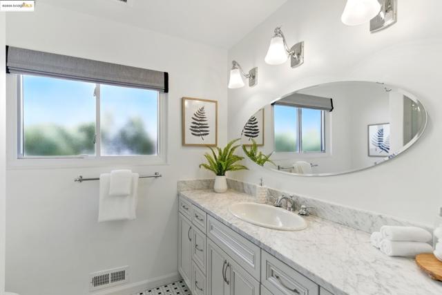 7927 Phaeton Dr, Oakland CA: https://media.crmls.org/mediaz/01d539d5-ebba-42ae-bba1-5dced490e7e8.jpg