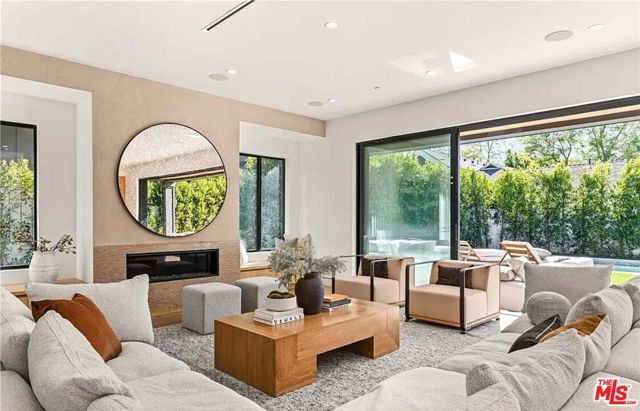 4453 Gentry Avenue, Valley Village CA: https://media.crmls.org/mediaz/01d6f87e-aa1c-4759-8218-79681786a396.jpg