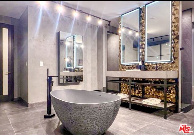 916 Roswell Avenue, Long Beach CA: https://media.crmls.org/mediaz/01d7c17d-c03c-4542-937b-085d68b77cde.jpg
