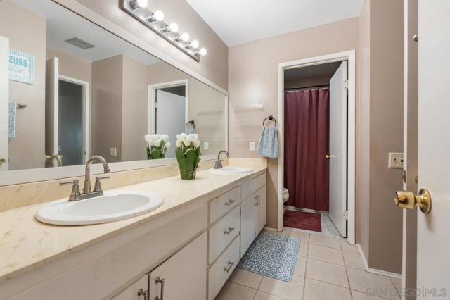 10155 Caminito Volar, San Diego CA: https://media.crmls.org/mediaz/01d81801-32d3-4bad-8607-117dfac4b79e.jpg