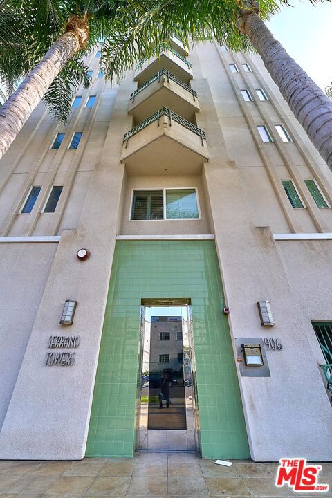 906 S Serrano Avenue, Los Angeles CA: https://media.crmls.org/mediaz/01d85a10-d5c1-4492-8eda-4ae015ce1165.jpg