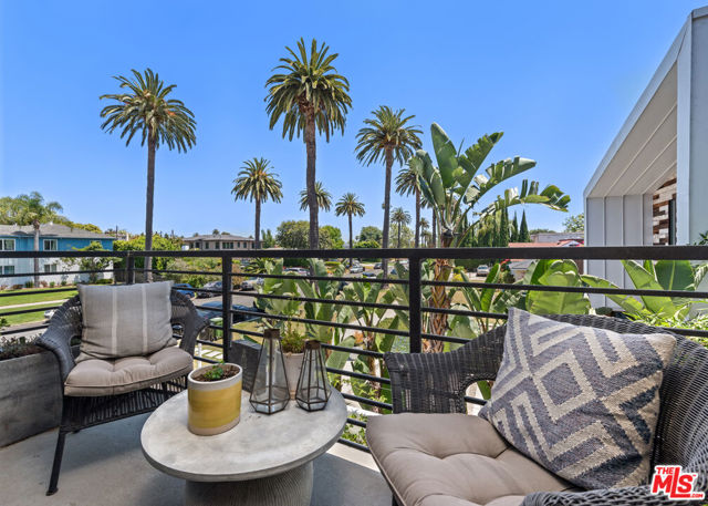 11900 Washington Place, Los Angeles CA: https://media.crmls.org/mediaz/01d9dc1a-abb7-42d8-8d9b-8e5c2e590a64.jpg