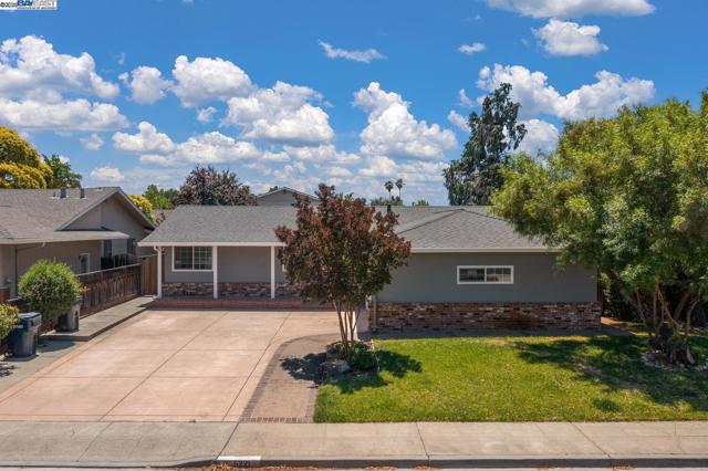 5221 Roxanne Ct, Livermore CA: https://media.crmls.org/mediaz/01da1ba0-5268-4648-afe1-4682d9b136c1.jpg