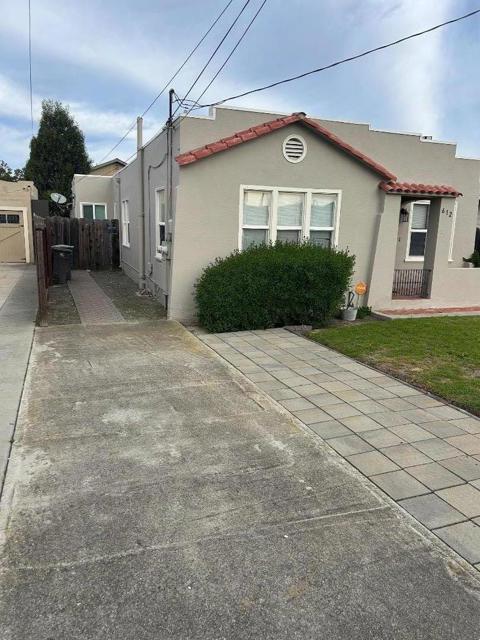 612 Central Avenue, Salinas CA: https://media.crmls.org/mediaz/01dd0964-214f-4486-9c2a-bb993a896a08.jpg