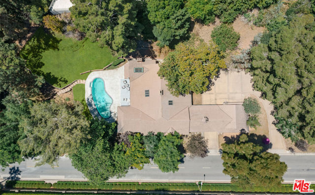 1119 Schuyler Road, Beverly Hills CA: https://media.crmls.org/mediaz/01ddb770-6750-46ec-bb81-b0c1f7ead310.jpg