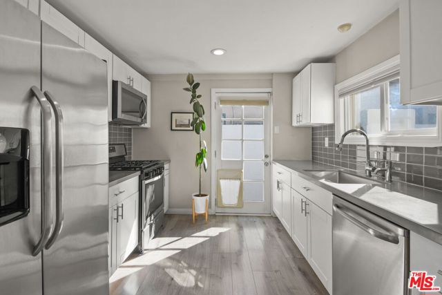 1656 S Rimpau Boulevard, Los Angeles CA: https://media.crmls.org/mediaz/01de0056-c78a-49bf-b86c-df007d8c9851.jpg