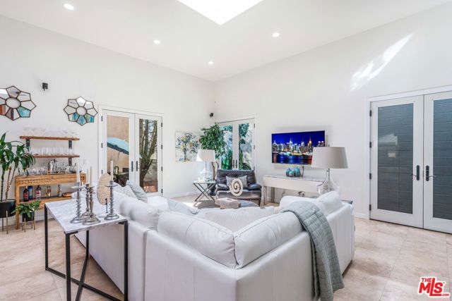 3718 S Barrington Avenue, Los Angeles CA: https://media.crmls.org/mediaz/01de63f3-f1e2-4da4-8b2a-0c52085871a8.jpg