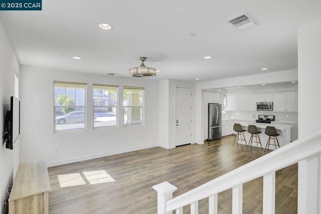 330 Pacifica Dr, Brentwood CA: https://media.crmls.org/mediaz/01dec238-e3f6-42bd-9a2d-f18def71bdcc.jpg