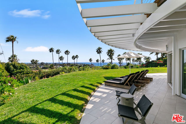 6375 Gayton Place, Malibu CA: https://media.crmls.org/mediaz/01df392d-2f51-43e9-b6f8-9edd1a74b5f1.jpg