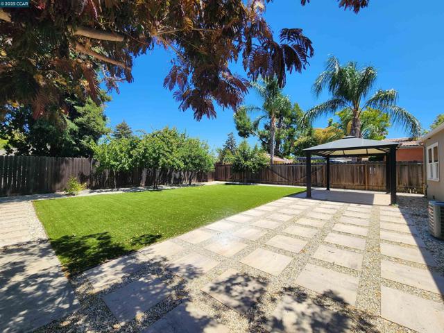 1818 Granada Dr, Concord CA: https://media.crmls.org/mediaz/01df4937-cb25-4387-8061-7bffbfe01ca0.jpg