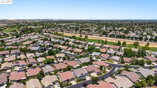 551 Quindell Way, Brentwood CA: https://media.crmls.org/mediaz/01e1596f-922c-484f-a261-44c0c995feb3.jpg