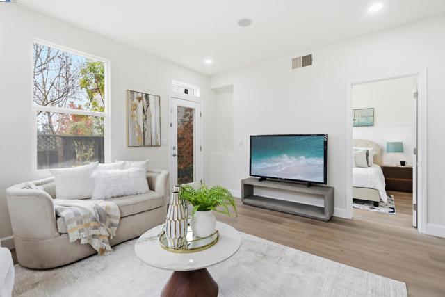 3364 Chartwell St, San Ramon CA: https://media.crmls.org/mediaz/01e1be1c-0a3e-42ea-b170-8a40a1f87f36.jpg