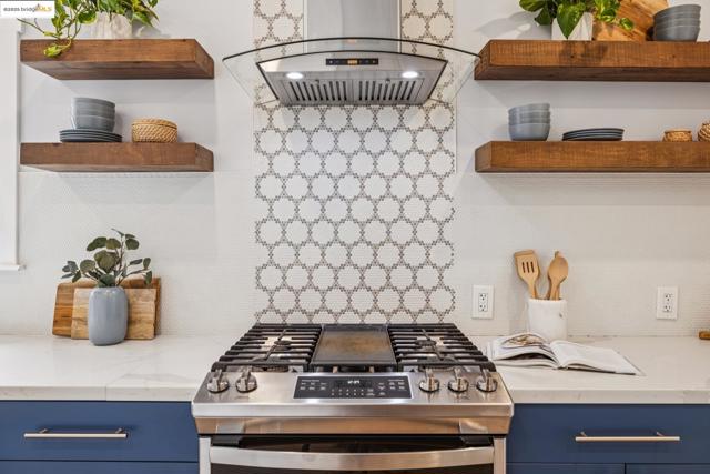 617 59th St, Oakland CA: https://media.crmls.org/mediaz/01e1ca77-3f52-4c7d-b8b3-122111e96854.jpg