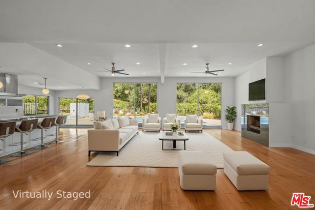 4207 Michelangelo Avenue, Woodland Hills CA: https://media.crmls.org/mediaz/01e2389a-92d0-46f0-84f4-9df34052da53.jpg