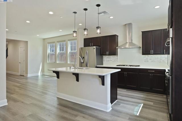 1503 S Oliveira Dr, Mountain House CA: https://media.crmls.org/mediaz/01e24fdc-0510-454d-ba83-05fe10a54747.jpg
