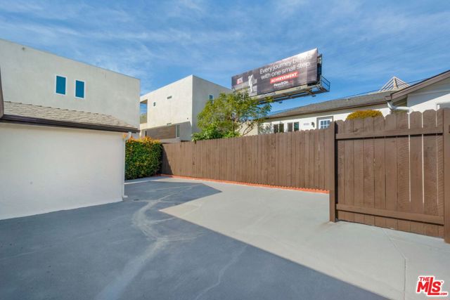 4933 W 20th Street, Los Angeles CA: https://media.crmls.org/mediaz/01e25e5b-bd5b-49fc-af76-6f291f8858ec.jpg