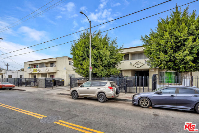 1087 W 39th Street, Los Angeles CA: https://media.crmls.org/mediaz/01e2e211-d484-40c6-a54f-3e744de9bf73.jpg