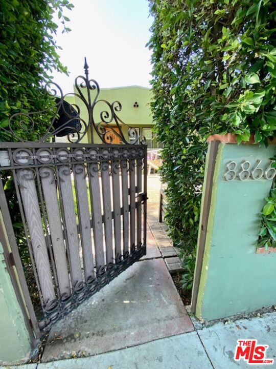 8866 Cadillac Avenue, Los Angeles CA: https://media.crmls.org/mediaz/01e3be5f-7b84-456c-834e-3ff72f3b7a8c.jpg
