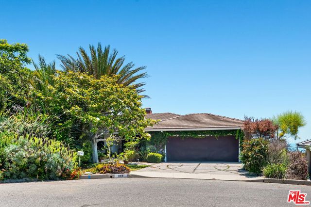 1166 LAS PULGAS Place, Pacific Palisades CA: https://media.crmls.org/mediaz/01e4072c-a2eb-4b43-b25f-6ea498c2e68c.jpg