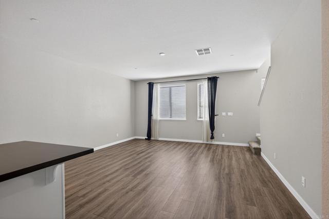 Detail Gallery Image 9 of 24 For 2561 Natomas Crossing, Sacramento,  CA 95834 - 4 Beds | 3/1 Baths