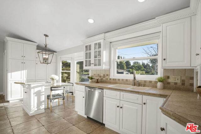 6002 Jumilla Avenue, Woodland Hills CA: https://media.crmls.org/mediaz/01e4c5dd-0cd2-4acf-9f6f-f14cba04bddf.jpg