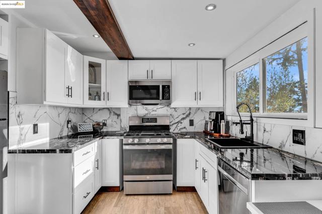 6141 Merriewood Dr, Oakland CA: https://media.crmls.org/mediaz/01e51895-c910-4f19-bd3a-8270f6d845d8.jpg