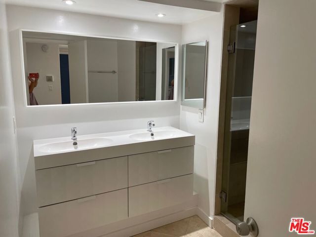 9297 Burton Way, Beverly Hills CA: https://media.crmls.org/mediaz/01e57b9f-ccd9-4e39-8912-8eb3cde4c0aa.jpg