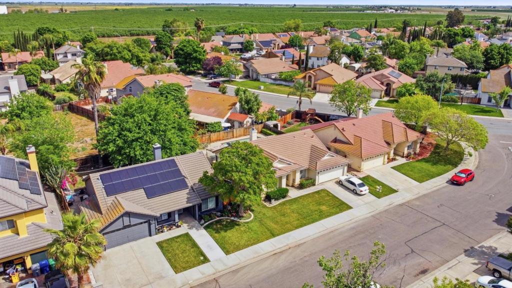 https://media.crmls.org/mediaz/01e591f1-c6fa-45c7-ab4e-1f877de9f29b.jpg?preset=X-Large