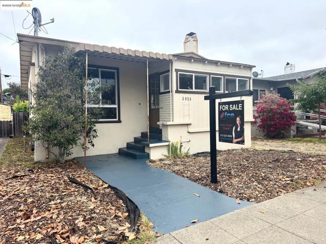 5926 Marshall St, Oakland CA: https://media.crmls.org/mediaz/01e594bc-142f-4a84-8f7c-52f19f7ed289.jpg