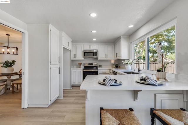 2802 Jones Gate Ct, Pleasanton CA: https://media.crmls.org/mediaz/01e5e9fe-cefd-4e3d-89bc-2255ed122eee.jpg