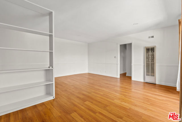 272 S Doheny Drive, Beverly Hills CA: https://media.crmls.org/mediaz/01e6354a-b1d5-4fae-9447-d6ae64b84e97.jpg