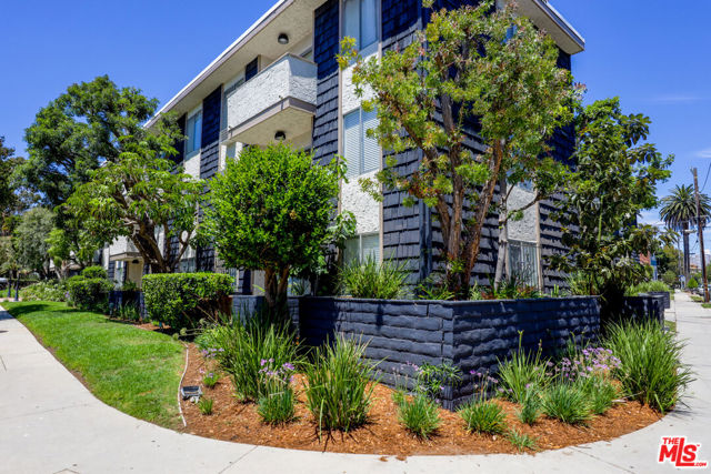 1352 S Carmelina Avenue, Los Angeles CA: https://media.crmls.org/mediaz/01e77eab-b382-48d8-8825-7f526a123a39.jpg