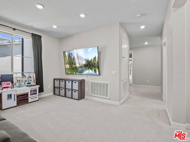 27717 Knoll View Place, Valencia CA: https://media.crmls.org/mediaz/01e7827f-8ad7-42c5-b793-38649f9a6e1c.jpg