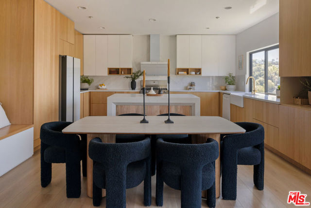 3750 Roberta Street, Los Angeles CA: https://media.crmls.org/mediaz/01e7b88c-4a49-43c9-8d04-c5343fe48a45.jpg