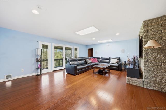 4040 Yale Ave, La Mesa CA: https://media.crmls.org/mediaz/01e7dfb1-e873-43bd-9845-536994fd6726.jpg