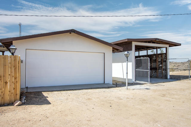 57349 Mesa Drive, Yucca Valley CA: https://media.crmls.org/mediaz/01e838c8-2296-4f54-990c-aca562433c63.jpg