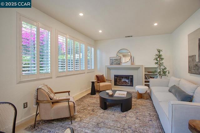 1409 Dumaine St, Concord CA: https://media.crmls.org/mediaz/01e88272-503a-47a4-a825-ea14c60dacc7.jpg