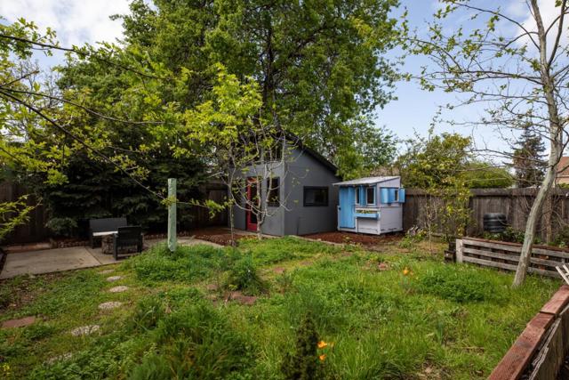 402 Poplar Avenue, Redwood City CA: https://media.crmls.org/mediaz/01e90ebe-e91f-4d82-99ee-292e0547f942.jpg