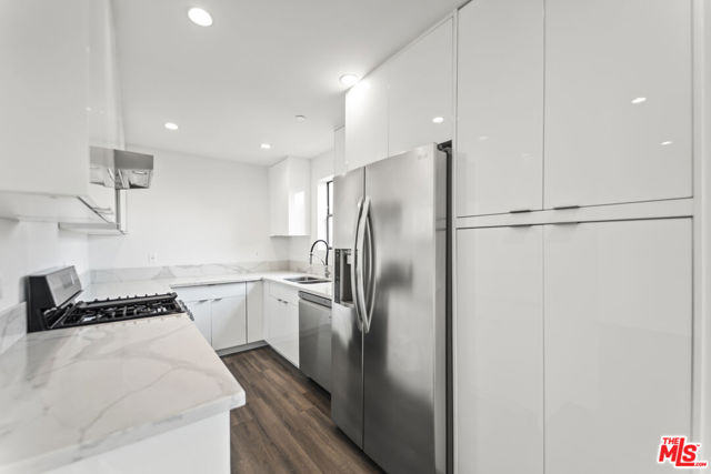 1254 9th Street, Santa Monica CA: https://media.crmls.org/mediaz/01e9413b-c8ed-4cd8-bafd-7d75ca0f37cb.jpg