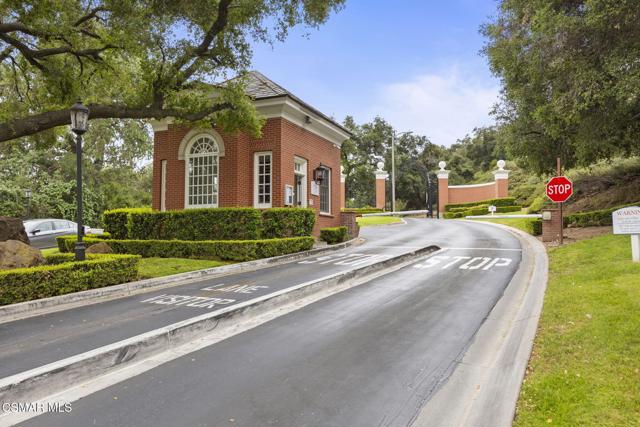 82 Queens Garden Drive, Thousand Oaks CA: https://media.crmls.org/mediaz/01e98b1b-b81c-49df-8139-96dccc5d31da.jpg