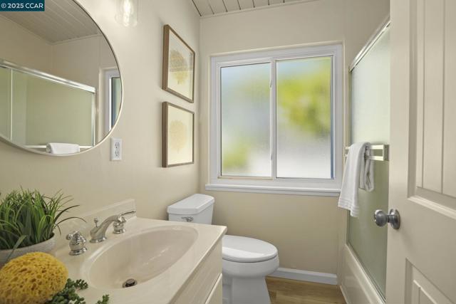 2835 Stephen Dr, Richmond CA: https://media.crmls.org/mediaz/01e99e0c-f3ef-4b0e-ae00-1696333c7e85.jpg