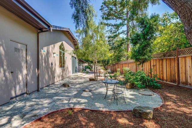 1625 Hazelaar Way, Los Altos CA: https://media.crmls.org/mediaz/01ea0100-8a09-446a-b5f1-bcb9ba46a2db.jpg