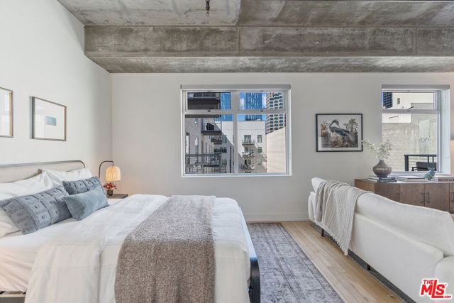 645 W 9th Street, Los Angeles CA: https://media.crmls.org/mediaz/01eb13bf-65a9-427c-8371-a635db103011.jpg
