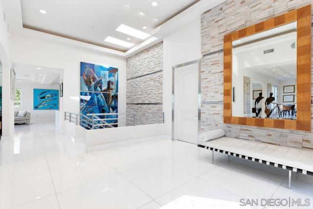 6617 Muirlands Dr, La Jolla CA: https://media.crmls.org/mediaz/01eb84fc-c237-47c9-8deb-511475b5045a.jpg