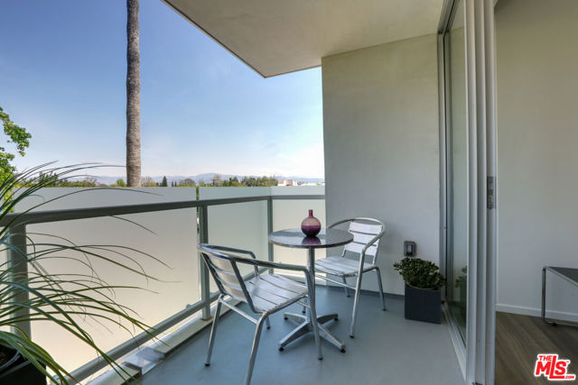 12602 Moorpark Street photo 4