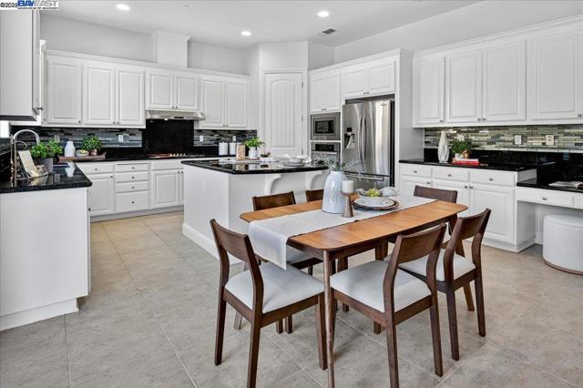7829 Ridgeline Place, Dublin CA: https://media.crmls.org/mediaz/01ec731f-4fc2-46c7-a6a9-d050f500c87b.jpg