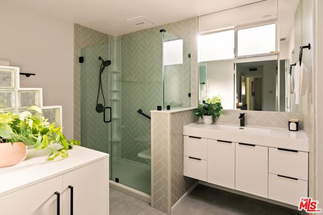 4841 Swinton Avenue, Encino CA: https://media.crmls.org/mediaz/01ed5d3c-ef28-419e-a4ae-5743bc573ea6.jpg