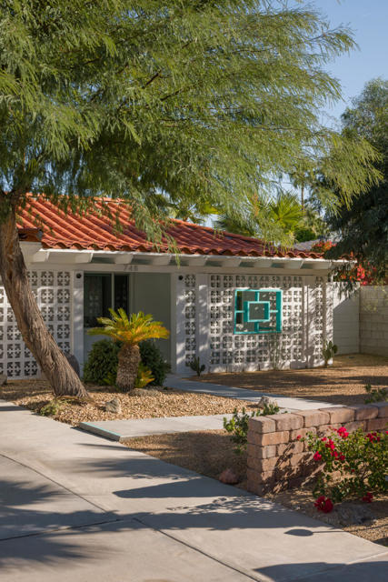748 N Calle Rolph, Palm Springs CA: https://media.crmls.org/mediaz/01ed9936-109f-411f-b491-4a0a447354c3.jpg