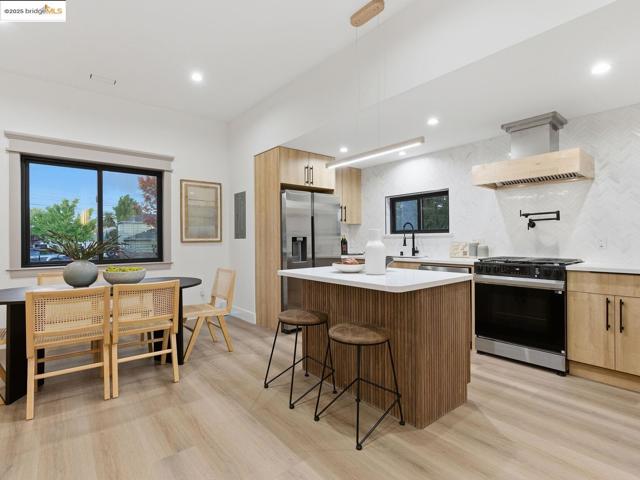 3274 Encinal Ave, Alameda CA: https://media.crmls.org/mediaz/01ee7842-fcce-4be7-af9e-f39902d118b1.jpg