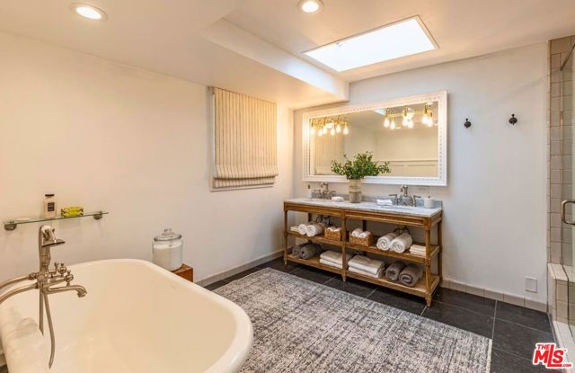 5840 Round Meadow Road, Hidden Hills CA: https://media.crmls.org/mediaz/01eecf4d-67cf-49b3-be16-8a5669a0a3e3.jpg